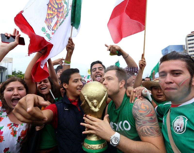 FOTO / ”E una dintre cele mai fericite zile din viaţa, dar... vor veni zile şi mai fericite” - Miguel Herrera, selecţionerul Mexicului, după calificarea în ”optimile” Mondialului, care a scos sute de mii de ”azteci” pe străzi