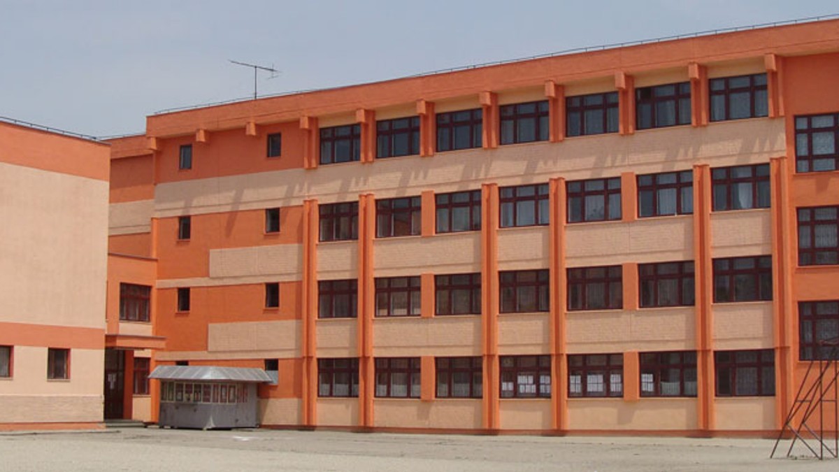 Un elev din Ploiești a fost tuns la școală de o profesoară pentru că avea părul prea lung