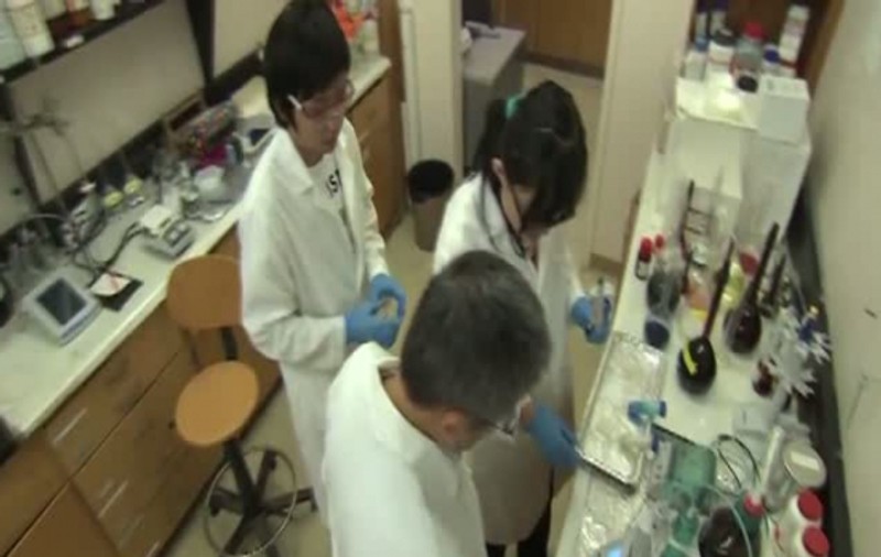Doi ingineri chinezi au inventat hainele care se curăţă singure