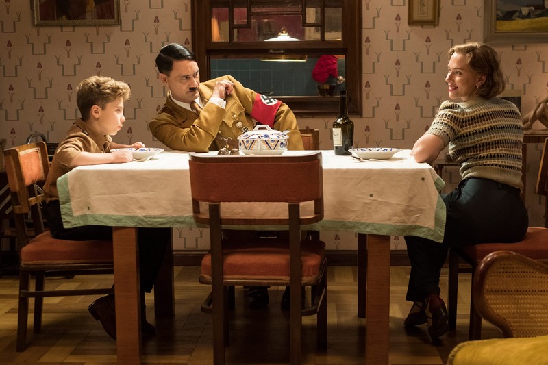 Hitler ia masa cu Jojo și cu mama lui (Scarlett Johansson) / Foto: Fox Searchlight Pictures