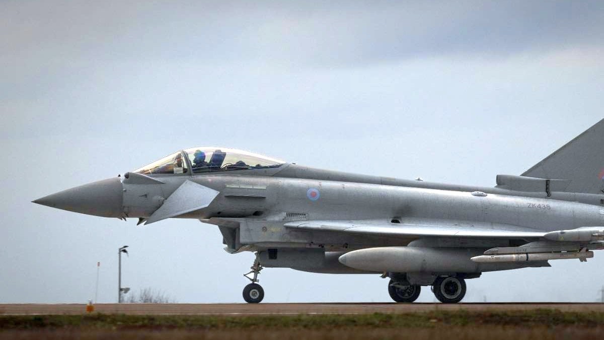 Avion Typhoon stationat la baza Mihail Kogalniceanu. Foto: Facebook MApN