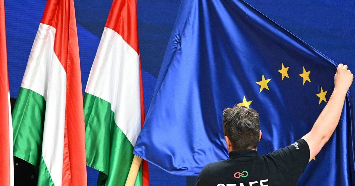 Steagul UE, pus lângă cel al Ungariei la un miting electoral al partidului Tisza, care a obținut majoritatea absolută în alegerile parlamentare Foto: Profimedia