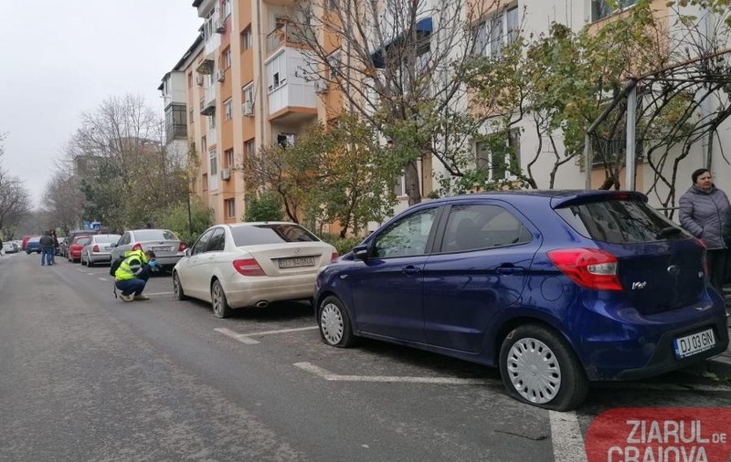 Douăzeci și cinci de mașini cu anvelopele tăiate, la Craiova. Se caută făptașii / VIDEO