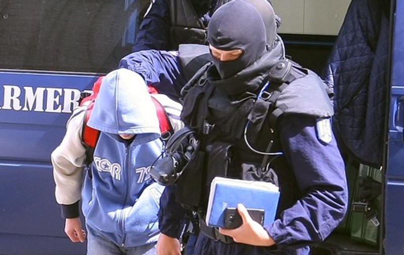 Hoţ care fura benzina din maşinile parcate în sectorul 3, prins de poliţişti