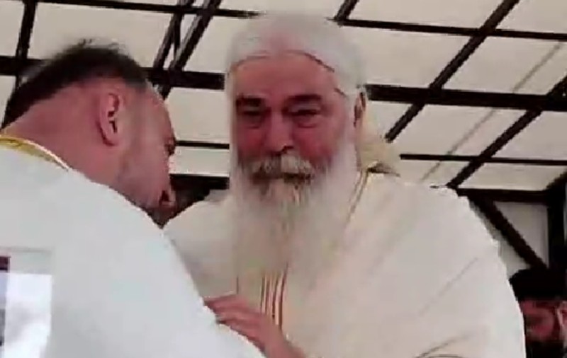 Preotul Calistrat Chifan, care a fost filmat în urmă cu 3 ani când lovea două femei în curtea bisericii, a primit ordinul Crucea Bucovinei