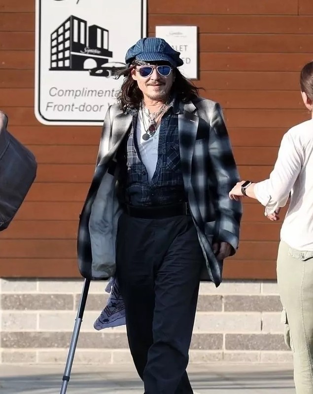 Johnny Depp a ajuns în baston, după ce recent a fost găsit inconștient într-o cameră de hotel