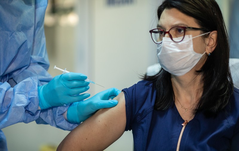Ce se întâmplă cu dozele de vaccin nefolosite la finalul zilei în spitalul din Timișoara. Explicațiile managerului