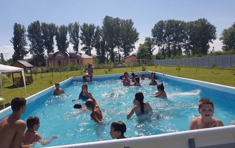 Cum scapă de caniculă copiii dintr-un sat din Teleorman: la piscină, în curtea bisericii!