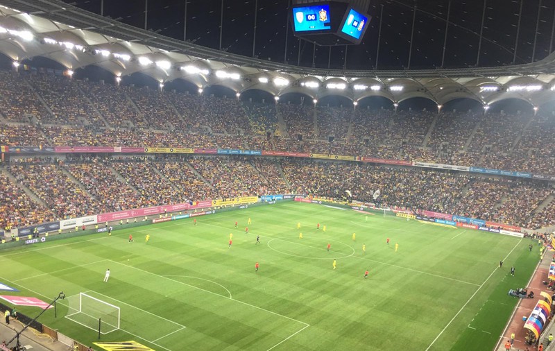 Atmosferă de vis la România - Spania. Cadre spectaculoase cu fotbaliștii înainte de meci. Cine vorbește la telefon pe bancă, cine bea cafea pe teren!