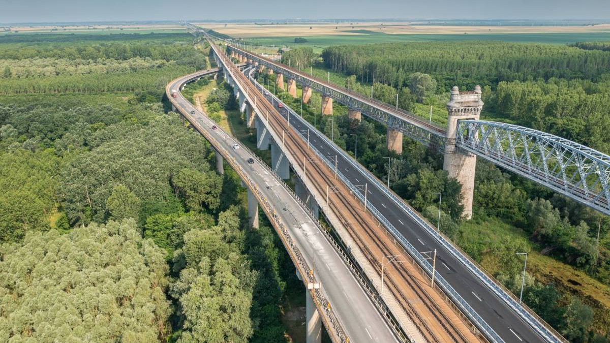 Podul Cernavodă peste Dunăre pe autostrada A2 între București și Constanța. Fotografie făcută după repararea drumului.