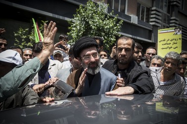 Mojtaba Khamenei, în centrul imaginii, salută oamenii la capătul unui marș antiisraelian Foto: Profimedia