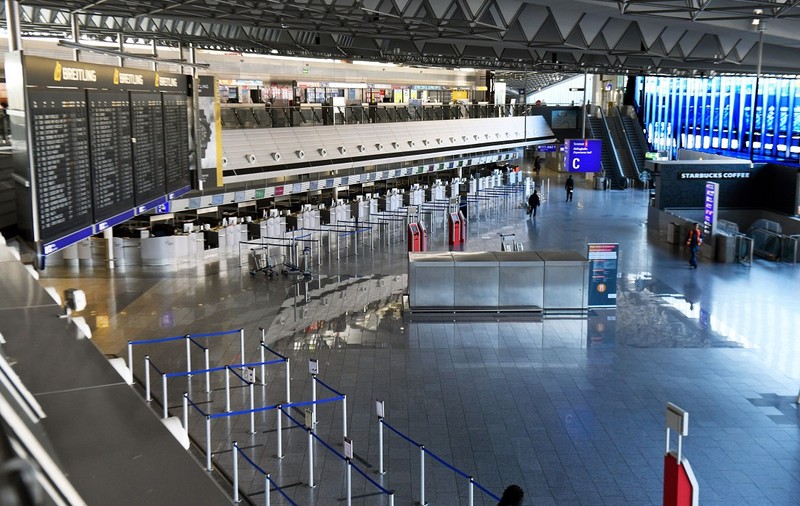 Trei fotbaliști sunt blocați în aeroportul din Frankfurt. Dorm pe jos și supraviețuiesc din mila angajaților