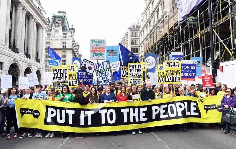 Sute de mii de oameni au protestat la Londra pentru organizarea unui nou referendum pe tema Brexitului (FOTO & VIDEO)