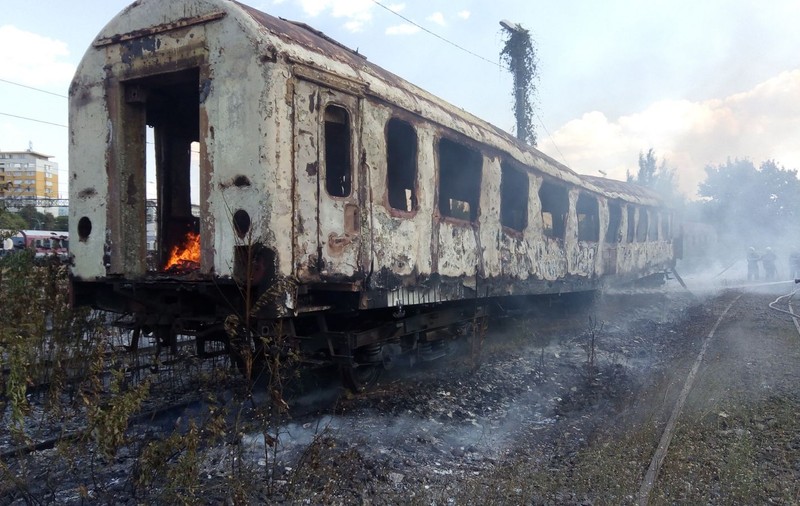 UPDATE: Incendiu în Gara Basarab, la un vagon dezafectat. Pompierii au stins flăcările - FOTO
