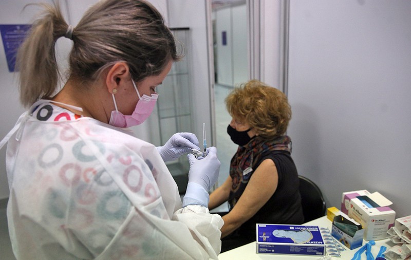 Marți începe administrarea celei de-a treia doze de ser anti-COVID. Primul vaccinat, managerul Institutului „Matei Balș”