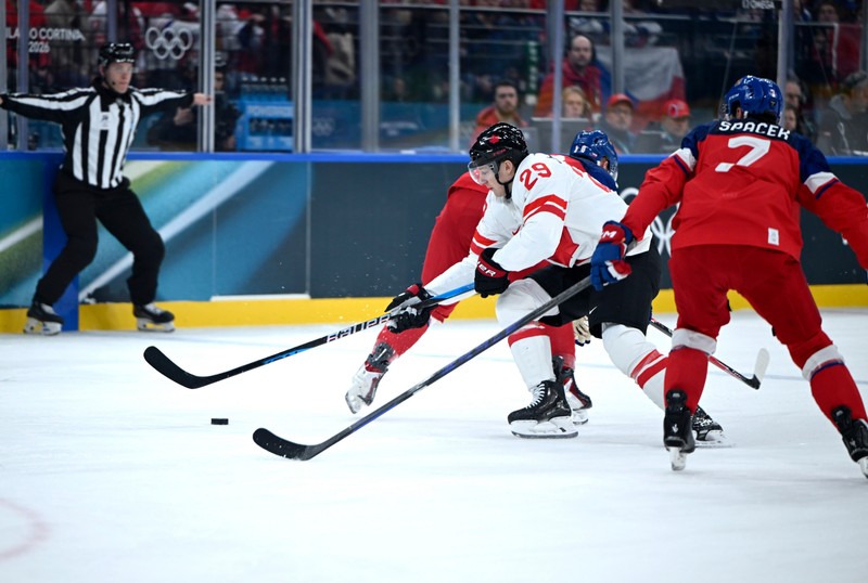 Canadianul Nathan MacKinnon (în alb) sprintează prin fundașii cehi. Foto: Profimedia
