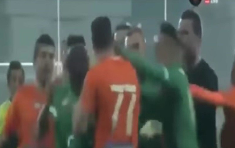Bătaie ca-n filme la un meci amical. Keșeru și Moți au fost printre combatanți | VIDEO