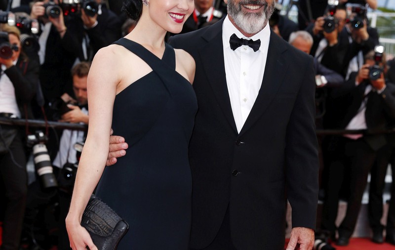 Mel Gibson, în tandrețuri pe covorul roșu la Cannes cu iubita sa, în vârstă de doar 25 de ani| FOTO