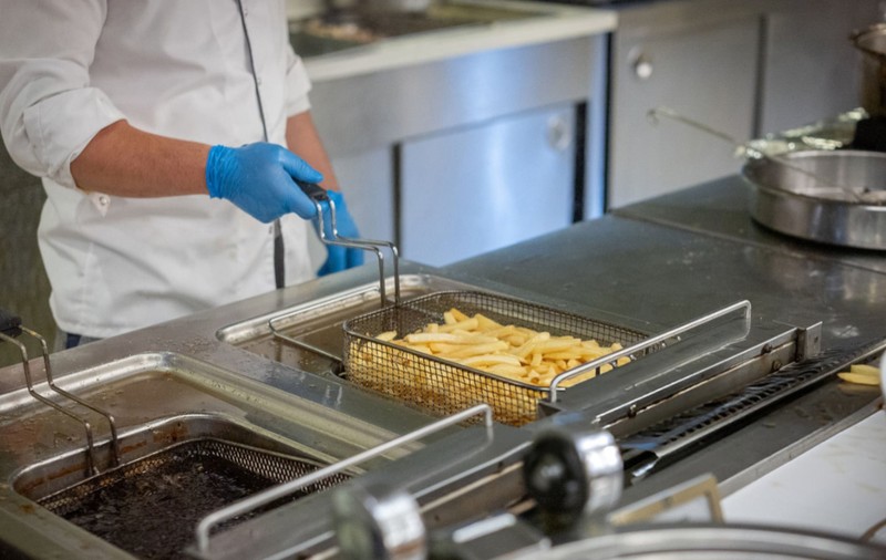 Muncitor român care a lucrat în curățenie și în bucătăria unui fast-food, în Germania: „Suntem sclavii Europei”