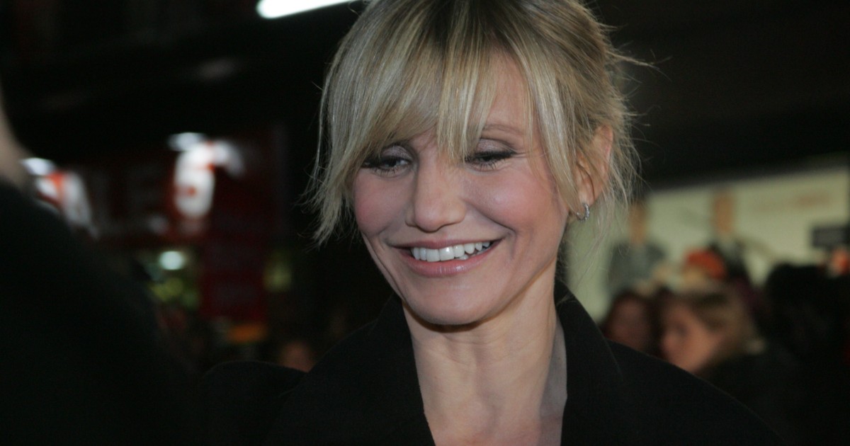 Cameron Diaz în timp ce zâmbește. Aceasta poartă o bluză neagră