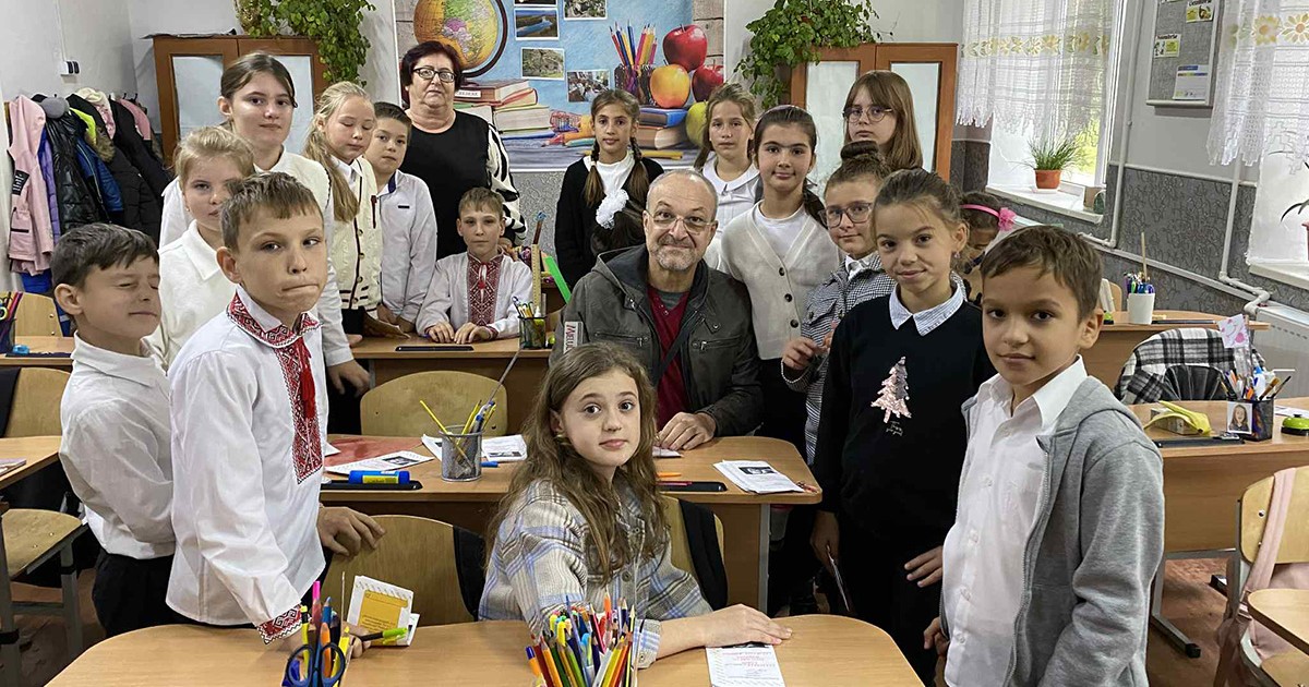 Cezar Paul-Badescu și elevii din Republica Moldova, în clasă