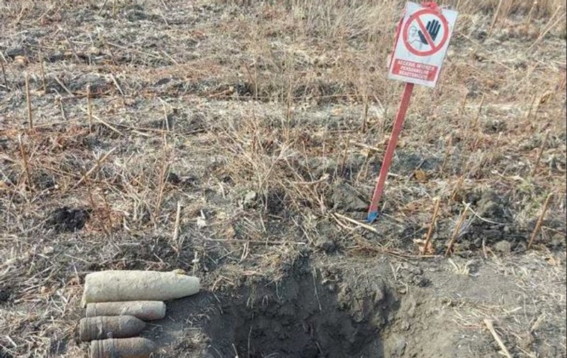 Muniție descoperită de muncitori pe câmp, în timpul lucrărilor pentru autostrada Ploiești-Buzău
