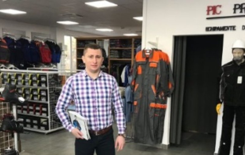 Iulian Pițigoi, fost fotbalist la Poli Timișoara, s-a apucat de afaceri. Face bani cu echipamente de protecție
