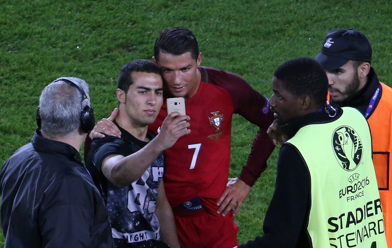 Euro 2016. Un fan și-a făcut selfie pe gazon cu Cristiano Ronaldo. Nu-i mergea telefonul. Ce reacție a avut starul / VIDEO