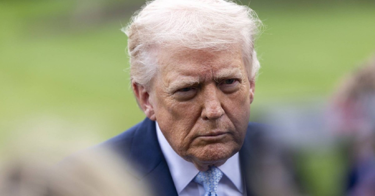 Donald Trump pare supărat în timp ce vorbește cu Presa