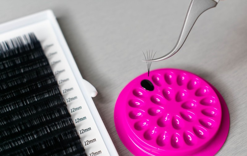 Cum să alegi corect adezivii pentru aplicarea extensiilor de gene