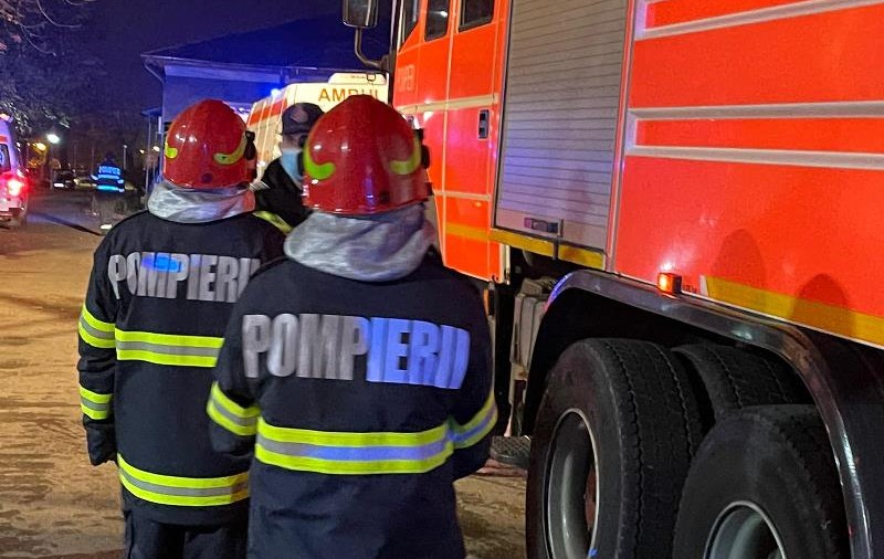 Trei pompieri din Piatra-Neamţ au salvat viaţa unui bebeluş care se înecase cu o bucată de măr. Tatăl a venit la poarta detaşamentului