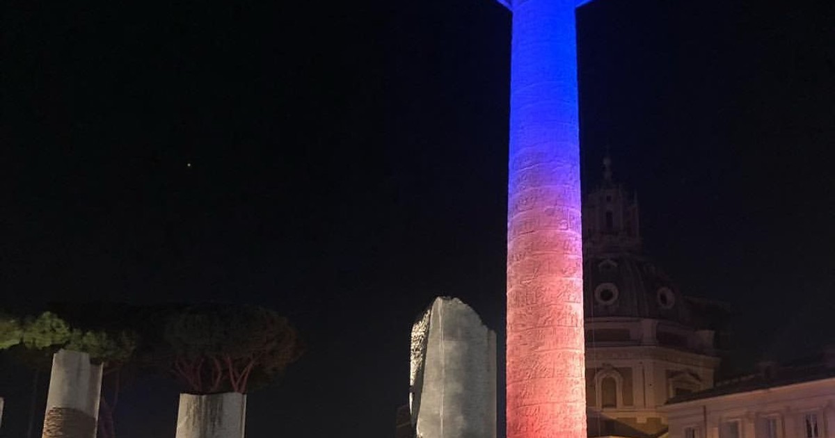 Columna lui Traian, iluminată în culorile drapelului României
