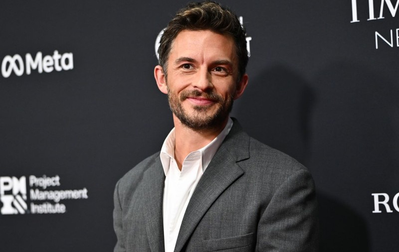 Cel mai sexy bărbat din lume, Jonathan Bailey, are o relație cu un „bărbat minunat” și ține mult la viața sa privată