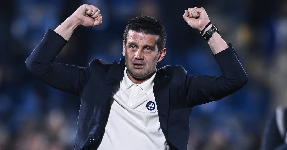 Cristi Chivu, antrenorul lui Inter Milano, bucuros după ce echipa lui a fost câștigătoare. Ridică mâinile în sus, în semn de victorie