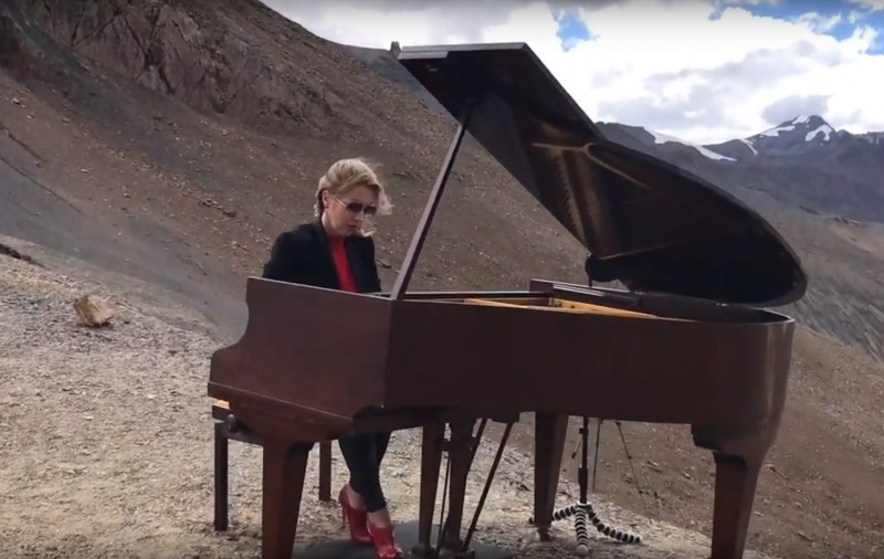 VIDEO | O pianistă a susținut un concert de pian pe Himalaya, la 5.000 de metri altitudine