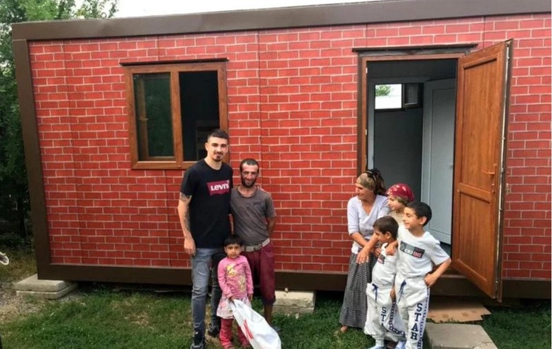 Internaționalul român Sergiu Hanca, acum la MKS Cracovia, a "înfiat" patru copii nevoiași și se ocupă și de educația lor, alături de duhovnicul familiei