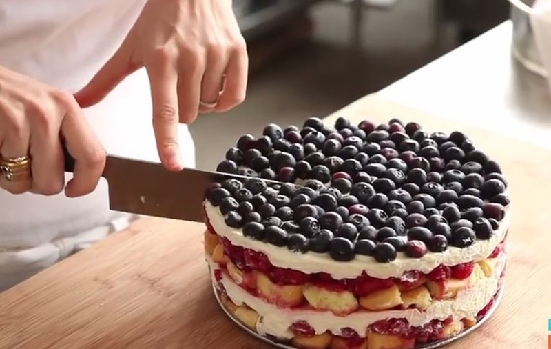 Nu te mai saturi! REȚETĂ de TORT delicios cu fructe. SIMPLU, RAPID și fără coacere | VIDEO