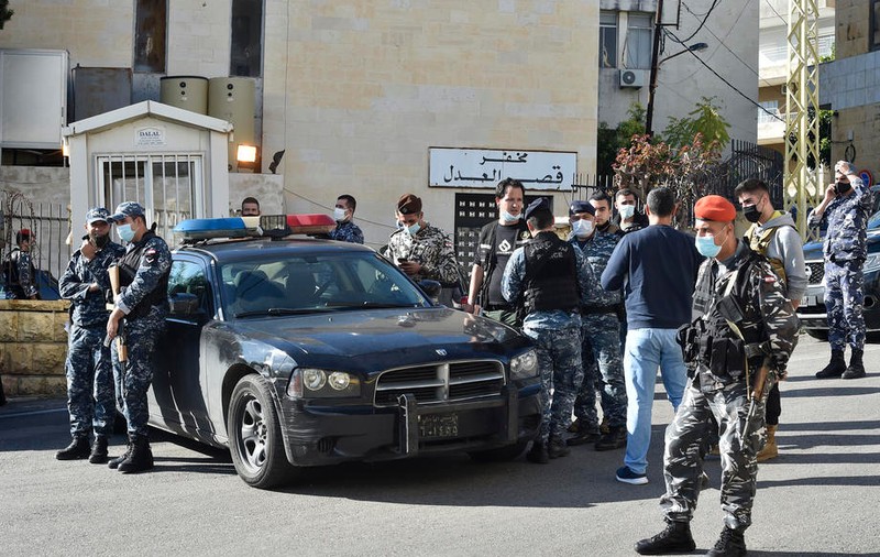 Cinci deținuți care au evadat dintr-o închisoare din Liban au murit într-un accident rutier, după ce au furat o Dacie