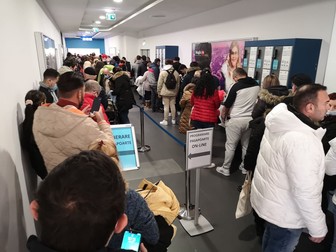 Așa a arătat coada la pașapoarte de astăzi din centrul comercial Plaza România din sectorul 6 al Capitalei. Foto: Dumitru Angelescu / Libertatea