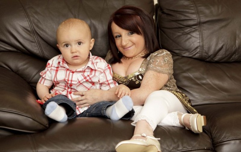 Amanda Moore, cea mai mică mamă din Europa, vine  la "Happy Hour"