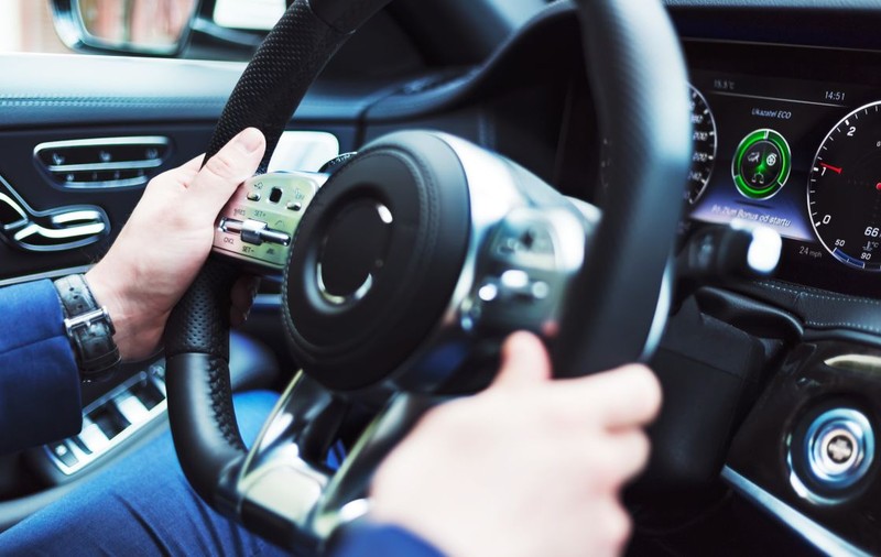 Un român a vândut două Mercedesuri de lux a doua zi după ce le-a închiriat, în Elveția, apoi a dat vina pe un polițist misterios