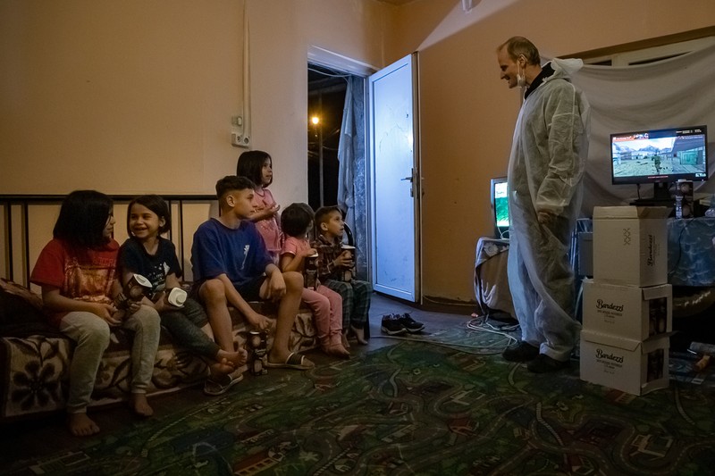 Copiii s-au amuzat de combinezonul alb al lui Gabriel