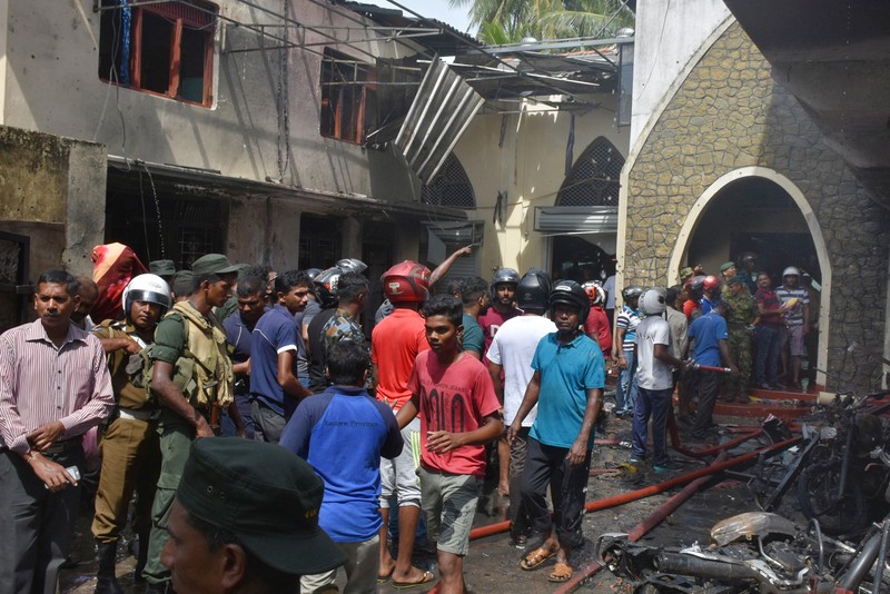 Urmările unui atac cu bombă, care a avut loc la o biserică din Sri Lanka