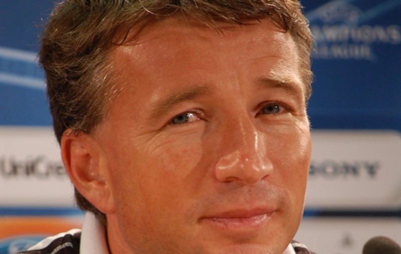 Dan Petrescu, luat la ţintă cu o sticlă