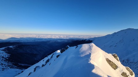Munții acoperiți de zăpadă, fotografiați de cei doi pasionați, în prima parte a traseului