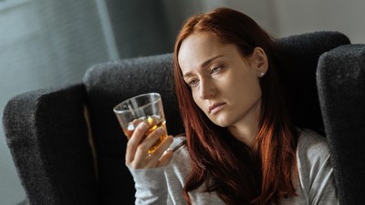 femeie-pahar-fotoliu