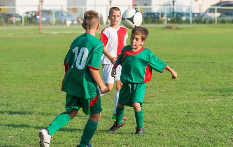 Trei țări europene nu mai dau voie copiilor sub 12 ani să lovească mingea cu capul la antrenamente