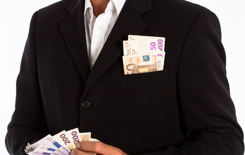 Un român câştigă 19.200 de euro/lună!