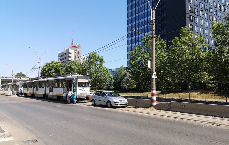 FOTO: Circulația tramvaielor de pe linia 5 a fost blocată, după ce un șofer a parcat pe șine