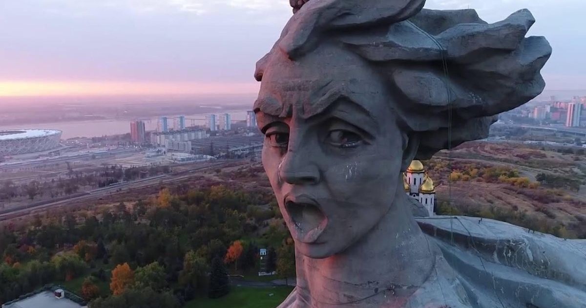 Fața statuii „Patria cheamă!”, de pe Muntele Mamaev din Volgograd, se vede în zorii zilei, pe un cer ușor noros